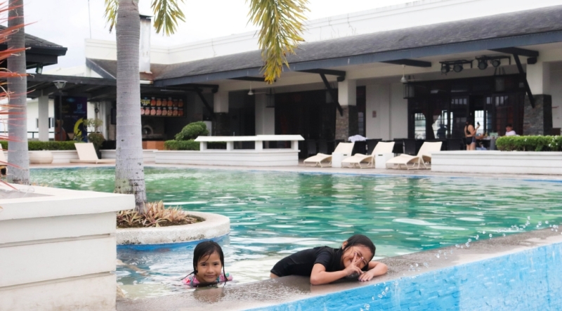 フィリピン留学 Cebu21 - LSLC-pool areas ground floor and chalet-8